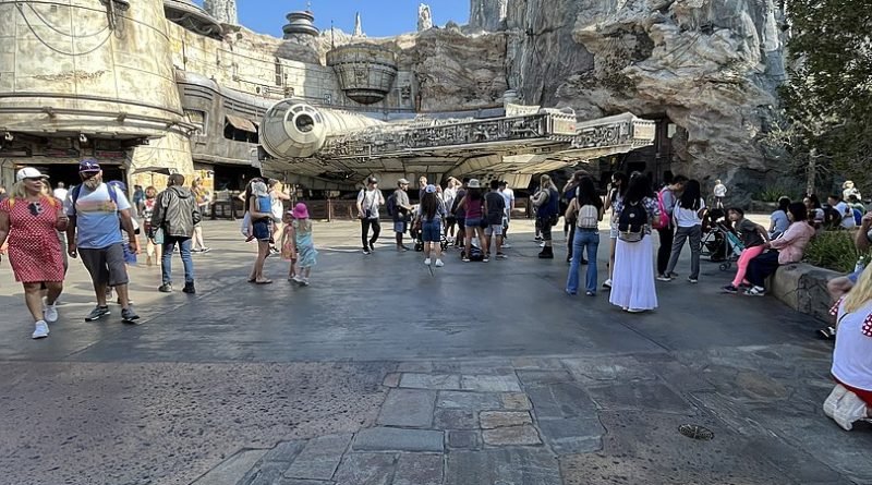 810px-Star_Wars_-_Path_of_the_Jedi_at_Disneyland_July_2022_(9)